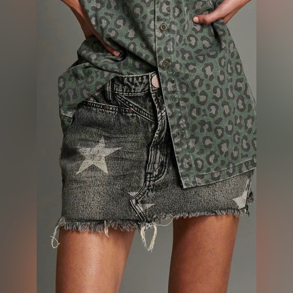 One‎ teaspoon Camden Star Trucker Skirt size 28